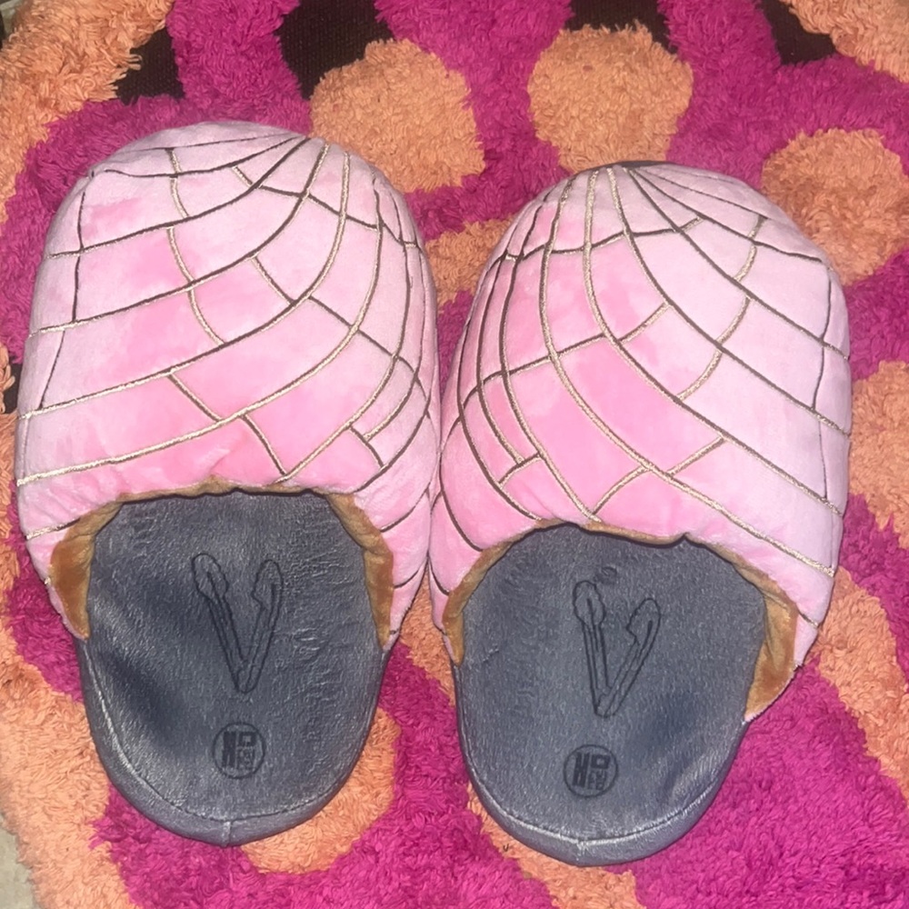 Concha slippers 🐚 - one size